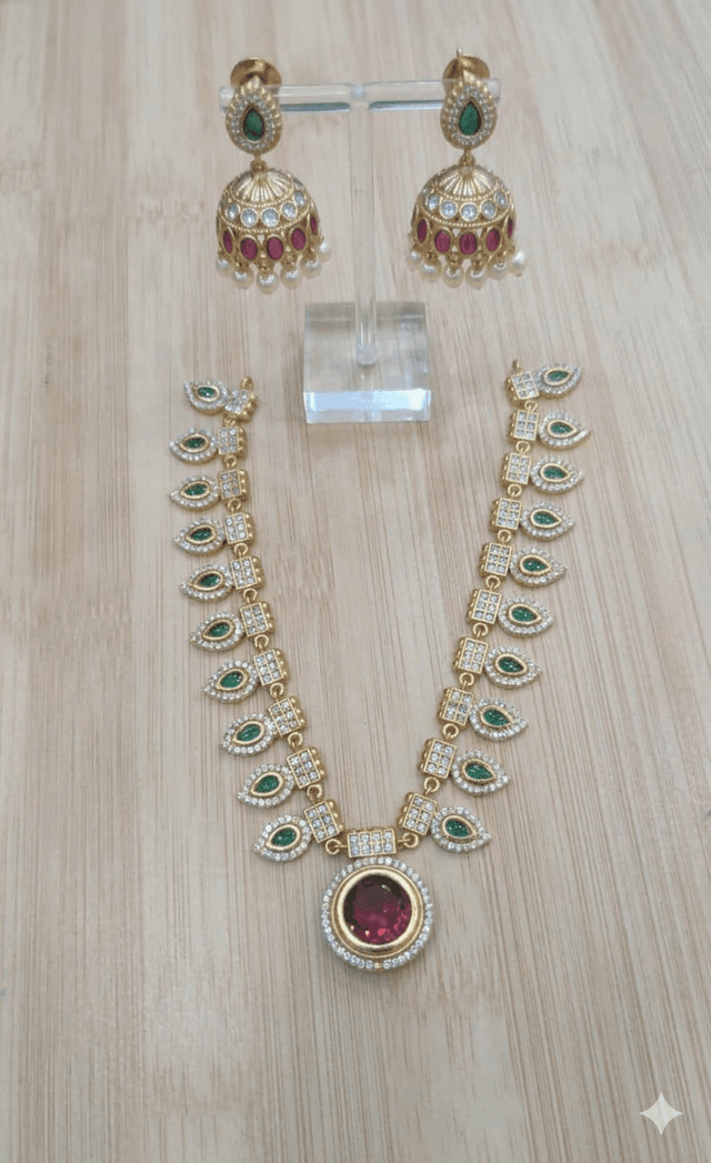 EXCLUSIVE NECKLACE SET
