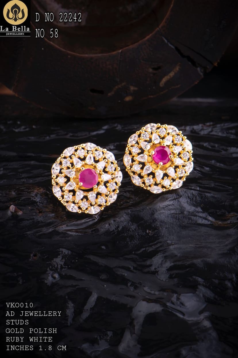 LA BELLA AD STUDS - Image 1